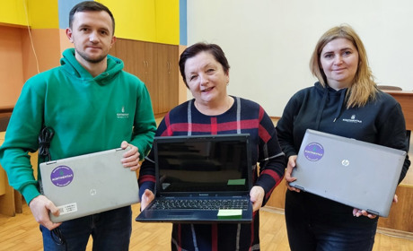 10 ноутбуків для Старокостянтинівської громади: кому передали техніку