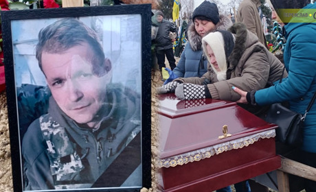 «Я мушу його дочекатися»: 91-річна мама Героя Сергія Кукси провела сина в останню дорогу