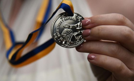 В українських школах скасували золоті та срібні медалі: як тепер відзначатимуть випускників