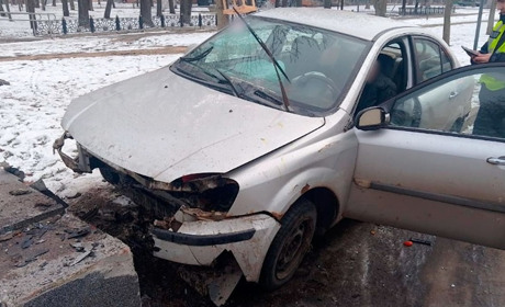 У Гадячі п’яний водій врізався у бетонні східці
