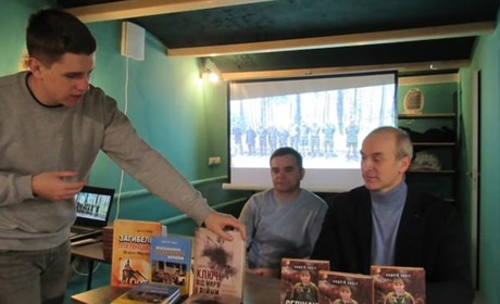 У Кременці презентували книгу «Сержант В’юн» про ветерана війни Миколу В’юка