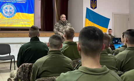 Курсанти Харківського університету зустрілися із бойовим командиром Євгеном Булациком