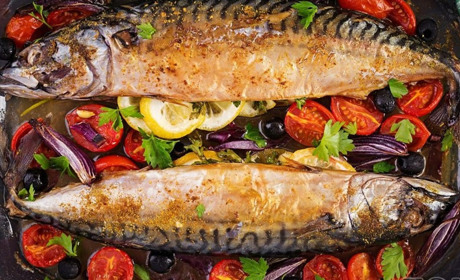 Рецепт смачної запеченої скумбрії з овочами