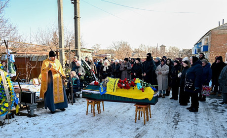 «Він був найкращим у світі чоловіком і татом» — у Кагарлику попрощалися з воїном Віталієм Махуном