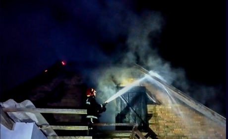 Пожежа на Кагарличчині: вогонь пошкодив будинок. Постраждалим збирають допомогу