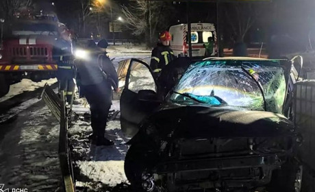 У Жовтих Водах автомобіль зіткнувся із конструкцією підземного переходу. Водія затисло в авто