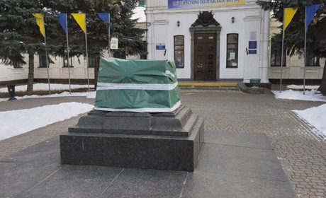 У Полтаві із публічного простору прибрали пам’ятник петру першому