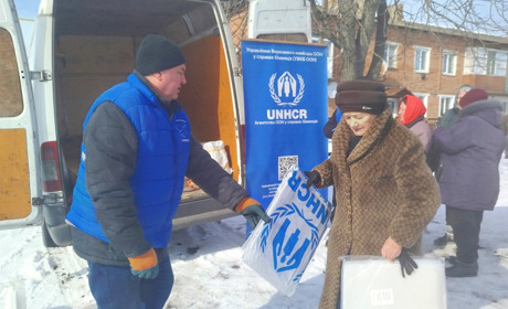 Волонтери передали допомогу глухівчанам, житло яких постраждало внаслідок бомбардування 26 лютого