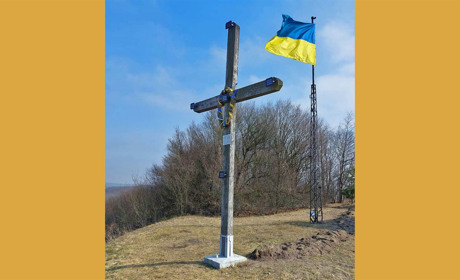 У Чорткові підсвітили хрест і прапор на горі Юрчинських