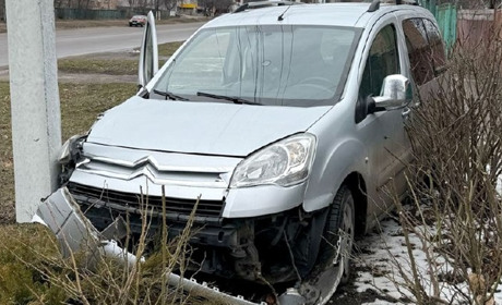 У Гадячі нетверезий водій зіткнувся із електроопорою