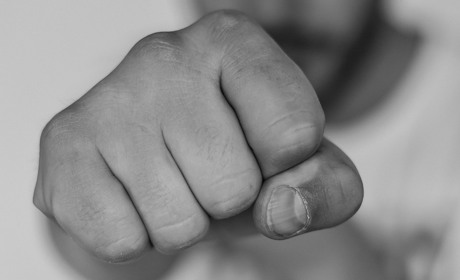 У Старокостянтинові онук, будучи напідпитку, побив власну бабусю