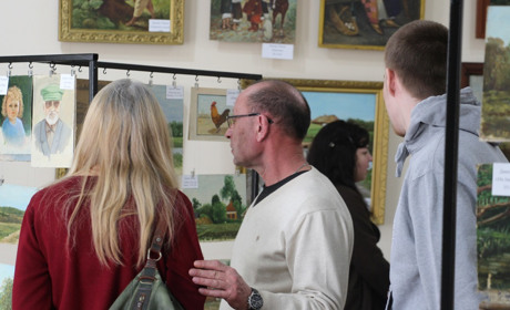 Картини, що пережили російську окупацію. Виставка Дмитра і Василя Чижиків у Гадячі