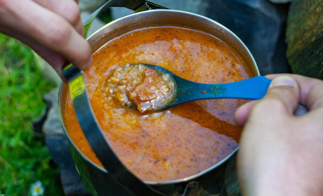 На проспекті у Південному роздаватимуть гарячі обіди для мешканців без можливості приготувати їжу