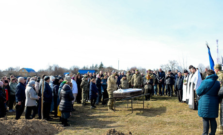 На похорон зійшлося ледь не все село - у Демівщині попрощалися з воїном Русланом Коробенком