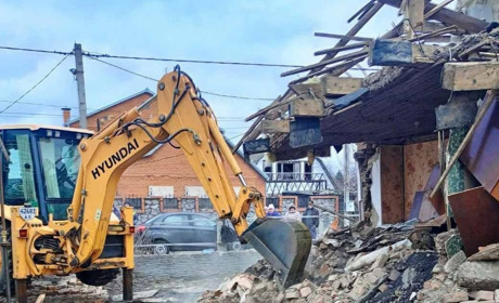 Комунальники Нікополя усувають наслідки обстрілів і облаштовують місто попри війну
