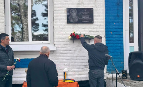 У Великобудищанській громаді відкрили меморіальну дошку захисникові Роману Харчині