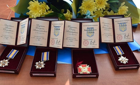 У Старокостянтинтинові передали державні нагороди родинам захисників України (посмертно)