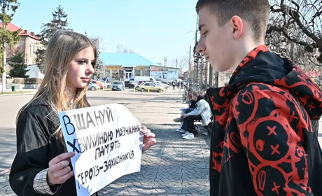 Зупинись на хвилину: у Кривому Озері молодь закликає щодня вшановувати пам'ять загиблих у війні