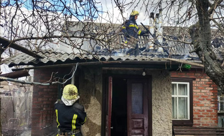 В Берестині пожежники врятували жінку з палаючого будинку — як все було
