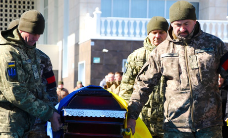 Повернувся на щиті: у Нетішині попрощалися із захисником Юрієм Бабійчуком
