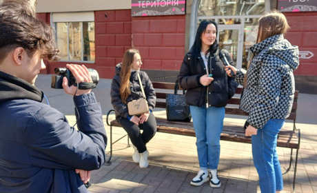 Від мікрофона до харизми: як студенти-журналісти НУК вчилися «працювати в полі»
