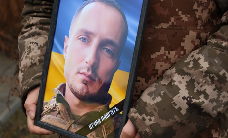 "Мій обов'язок — іти захищати вас": прощання із загиблим військовим Олексієм Василенком