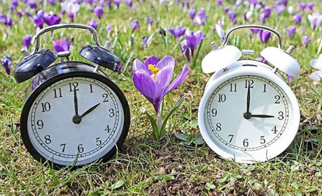 30 березня Україна знову перейде на літній час. Чи переводитимуть годинники на ТОТ?