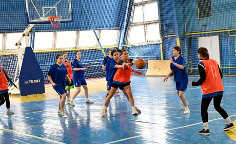 Баскетбольне протистояння команд старшокласниць на районному етапі «Пліч-о-пліч» у Кагарлику