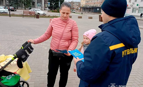 Рятувальники Нікопольщини провели роз’яснювальну роботу з мінної безпеки для дорослих