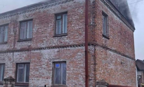 Вогонь охопив дах будинку у Звягелі: пожежу зупинили за годину