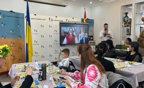 Кременецькі лялькарки провели онлайн майстер клас для посольства України в Пекіні