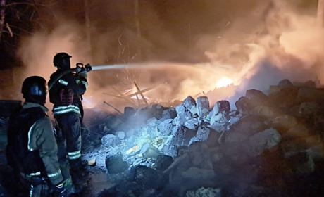 У ДСНС показали, як гасили нічну пожежу в селі Баничі на Глухівщині після удару рф