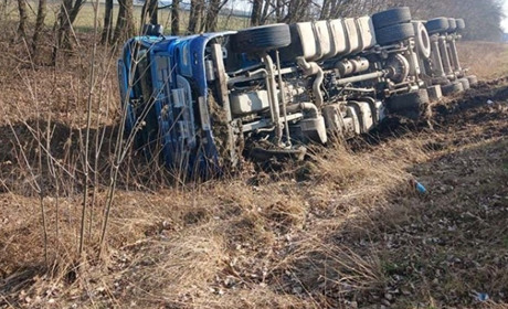 На Кременеччині перекинувся вантажний автомобіль: водій отримав тілесні ушкодження