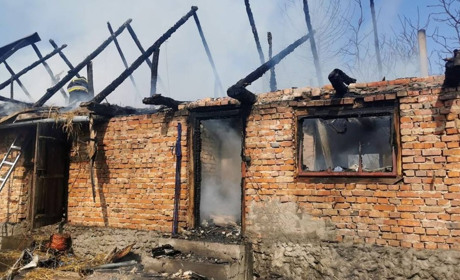 На Кременеччині знову пожежі: вогнеборці рятували будівлі та ліс