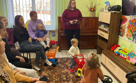 Чи дозволяти дитині раннього віку дивитися мультфільми? Які, скільки та з ким - розповідає психолог