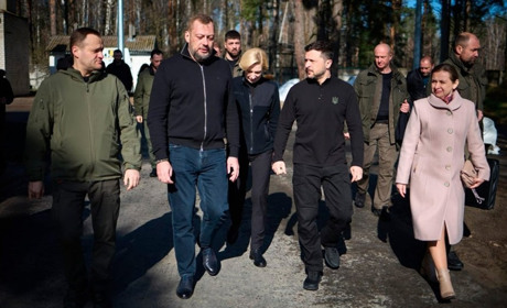 "Приїхав підтримати людей": президент Зеленський з робочою поїздкою відвідав Ягідне на Чернігівщині