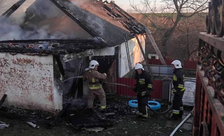 На Кременеччині виникла пожежа господарської будівлі
