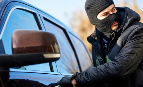 Уночі виніс усе з багажника: авто вознесенця «почистили» просто під будинком
