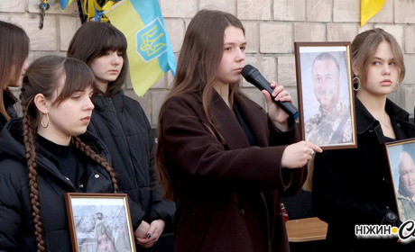 Вони повернулися до рідної школи у граніті...
