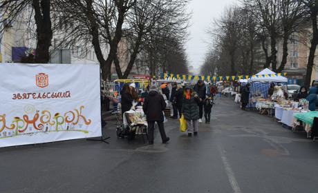 Передвеликодній Звягель: вулиця Шевченка розквітла ярмарком майстерності, смаку та добра
