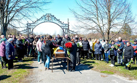 Повернувся на малу батьківщину на щиті: у Мирівці провели в останню путь воїна Ігоря Колошу