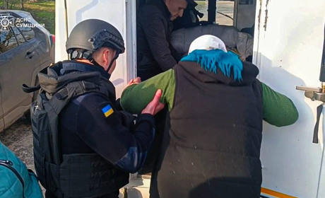 Виїзд заради життя: у ДСНС показали кадри евакуації людей із селища Шалигине