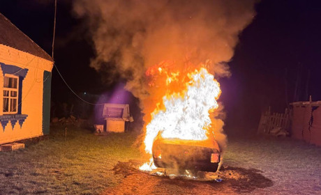 Пожежа посеред ночі: у Шпендівці горіла автівка