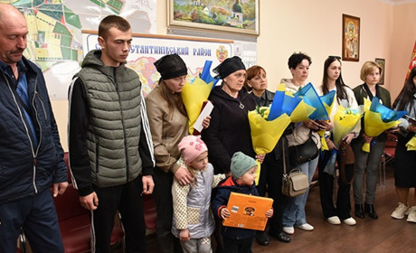 Родинам загиблих Героїв зі Старокостянтинівщини передали державні нагороди (посмертно)