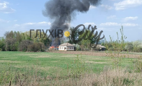 Другий день поспіль росіяни бʼють по селищу Есмань ФПВ-дронами: горить будинок
