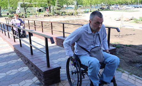 «Багато бордюрів і мало розуміння»: чи стане Південноукраїнськ безбар’єрним?