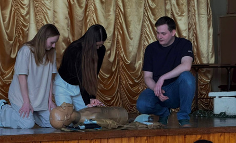 Інтерактивний тренінг: учні Старокостянтинівського НВК навчались надавати першу допомогу