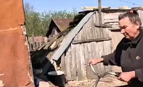 Волонтери показали кадри евакуації жінки з селища Шалигине, де лишаються дві сотні людей