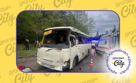У Бориславі зіткнулись вантажівка та рейсовий автобус: через ДТП загинула дитина