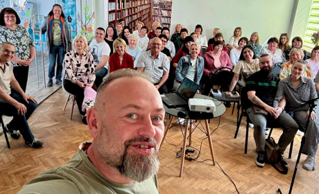 "Місто героїв і сакур" - український журналіст Руслан Горовий про Старокостянтинів